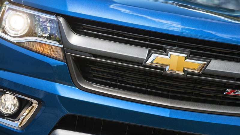 Close-up of the front grille on a blue 2018 Chevrolet Colorado