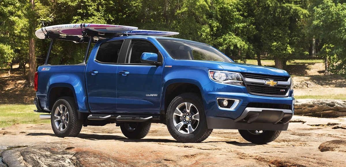 A 2018 Chevrolet Colorado midsize pickup truck displayed in blue color